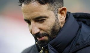 阿莫林：派上马奎尔因无法通过配合进入对手禁区，在那里他是前锋