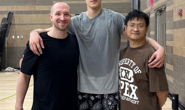 训练师：曾凡博2米11&amp;amp;如此能投！网媒：凡博可能获得篮网双向合同